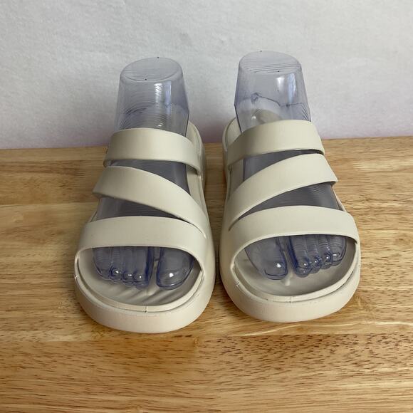 Crocs Womens Getaway Strappy Sandals Ivory Crush Womens size 8 - Picture 1 of 11